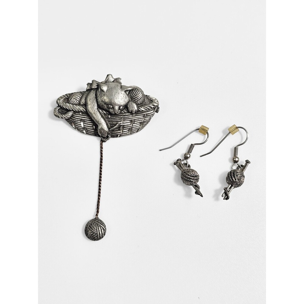 JJ Jonette Cat and Yarn Basket Pewter Brooch with Yarn Knitting Needle Earrings